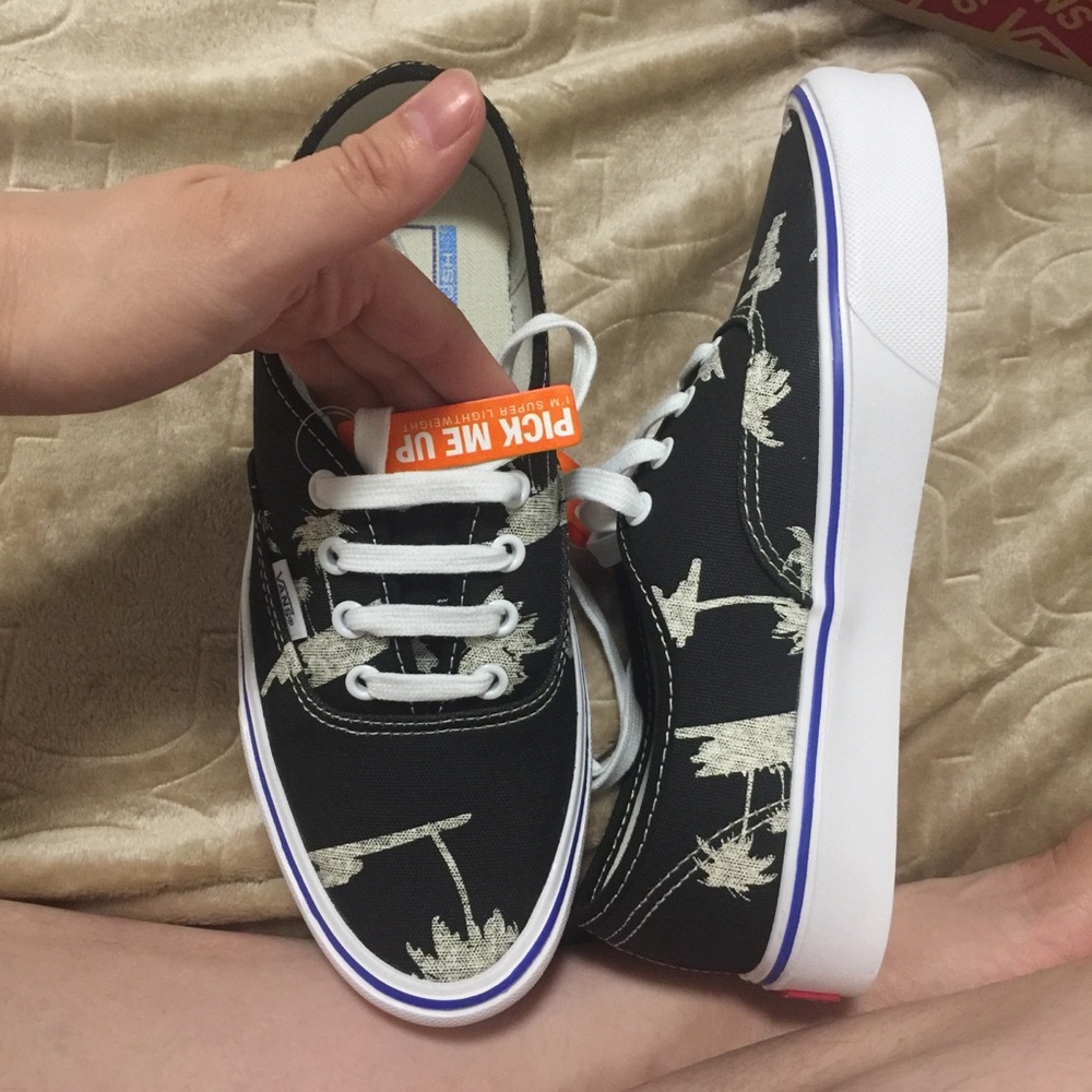Brand new Vans, super cute and comfortable